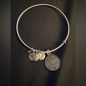 Alex and Ani vintage and rare original New York bracelet in EUC